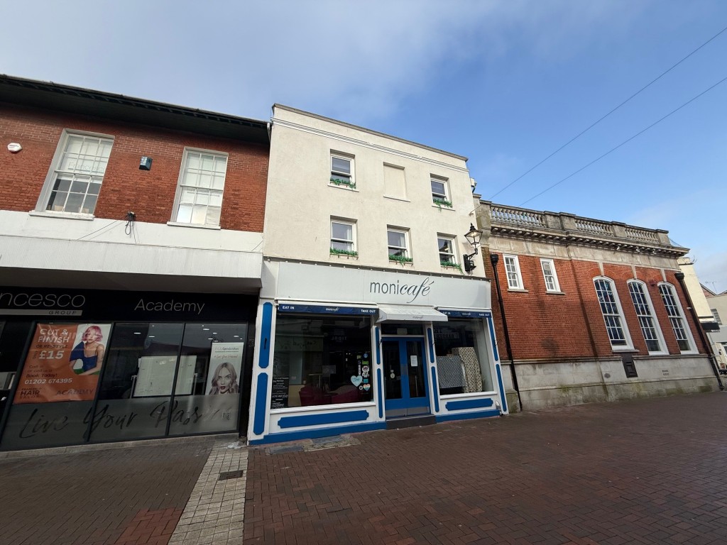 Lot: 102 - THREE STOREY TOWN CENTRE BUILDING - Front elevation from the High Street